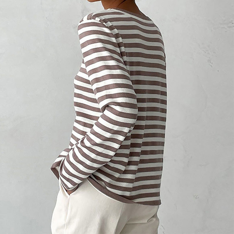 "Stilvolles gestreiftes Damen-T-Shirt aus leichtem Stoff mit eleganten Streifen, ideal für den Sommer und vielseitige Looks."