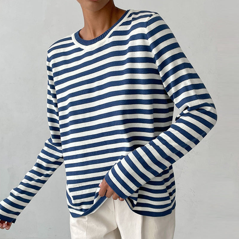 "Stilvolles gestreiftes Damen-T-Shirt aus leichtem Stoff mit eleganten Streifen, ideal für den Sommer und vielseitige Looks."