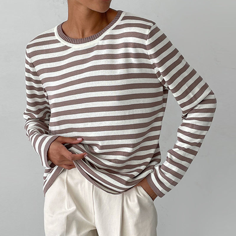 "Stilvolles gestreiftes Damen-T-Shirt aus leichtem Stoff mit eleganten Streifen, ideal für den Sommer und vielseitige Looks."