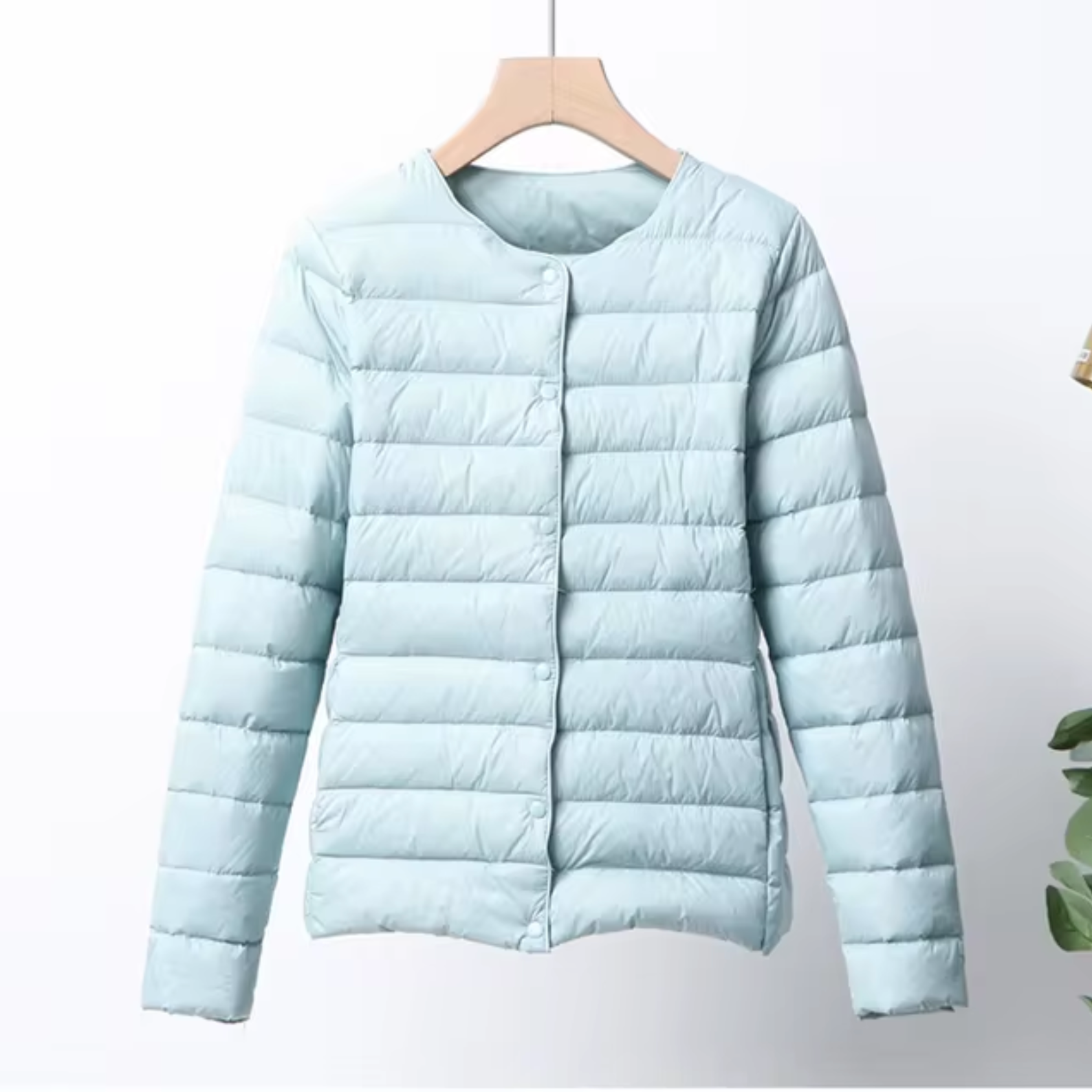Ultradünne Damen-Daunenjacke, leicht und elegant, in kurzem Schnitt. Perfekt kombinierbar, bietet wärmespendende Isolation.