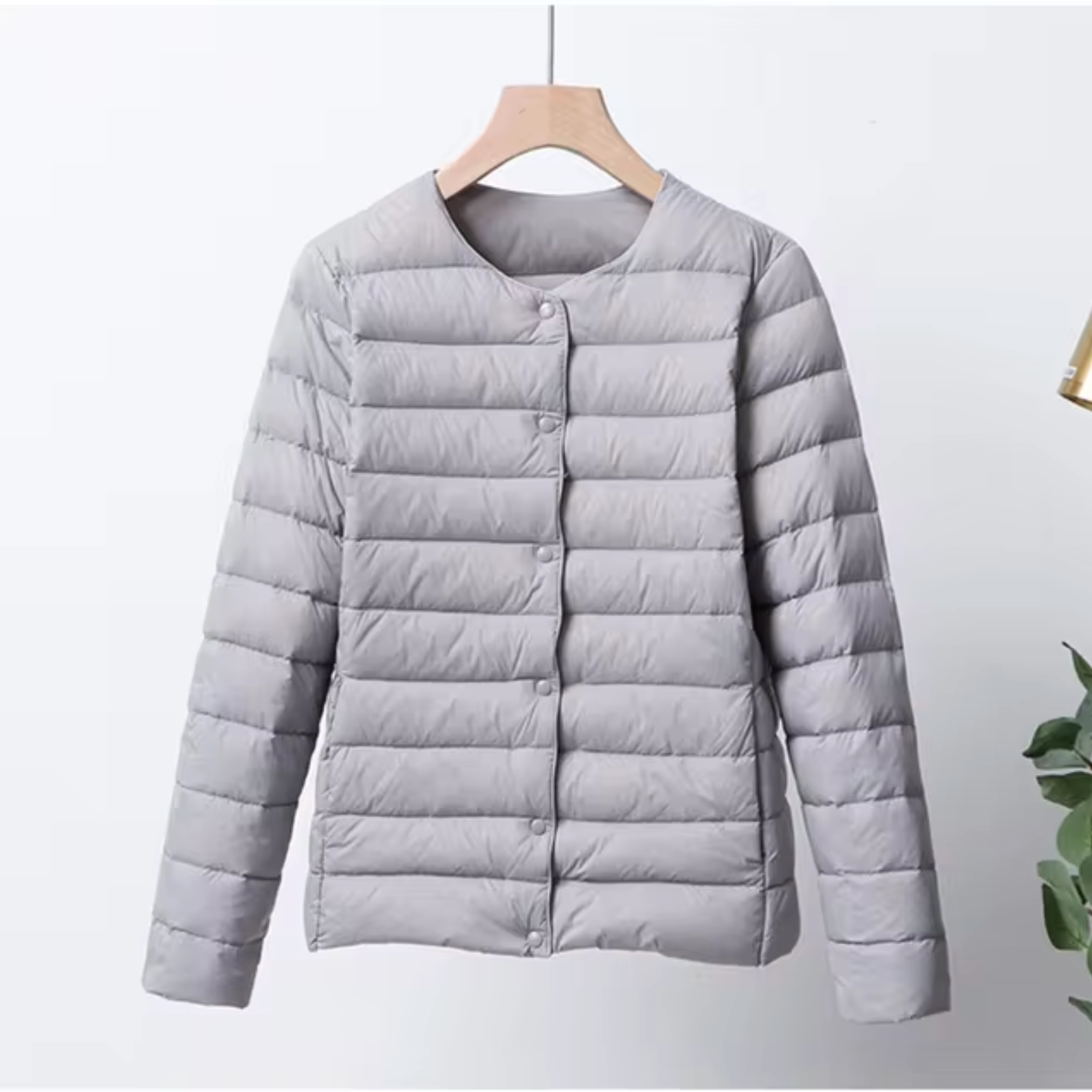 Ultradünne Damen-Daunenjacke, leicht und elegant, in kurzem Schnitt. Perfekt kombinierbar, bietet wärmespendende Isolation.