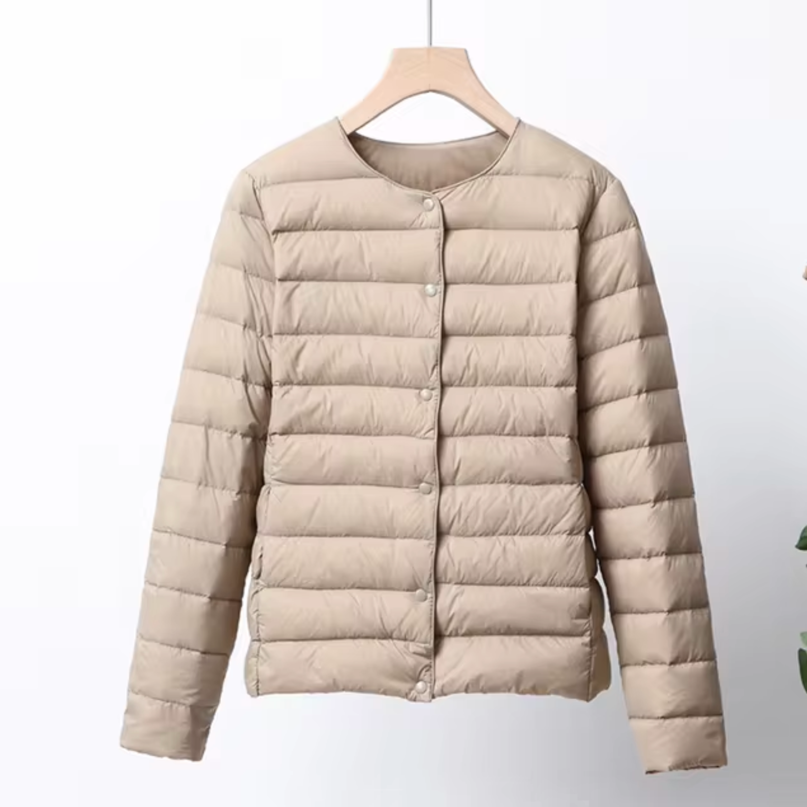Ultradünne Damen-Daunenjacke, leicht und elegant, in kurzem Schnitt. Perfekt kombinierbar, bietet wärmespendende Isolation.