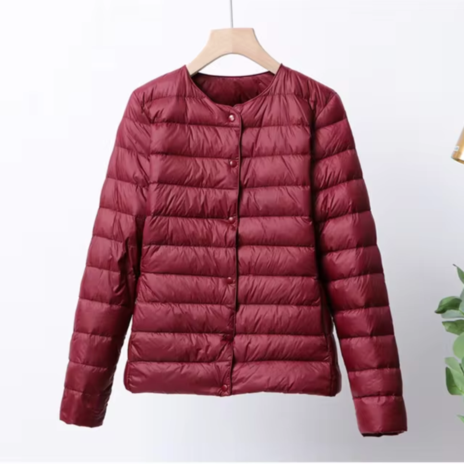 Ultradünne Damen-Daunenjacke, leicht und elegant, in kurzem Schnitt. Perfekt kombinierbar, bietet wärmespendende Isolation.