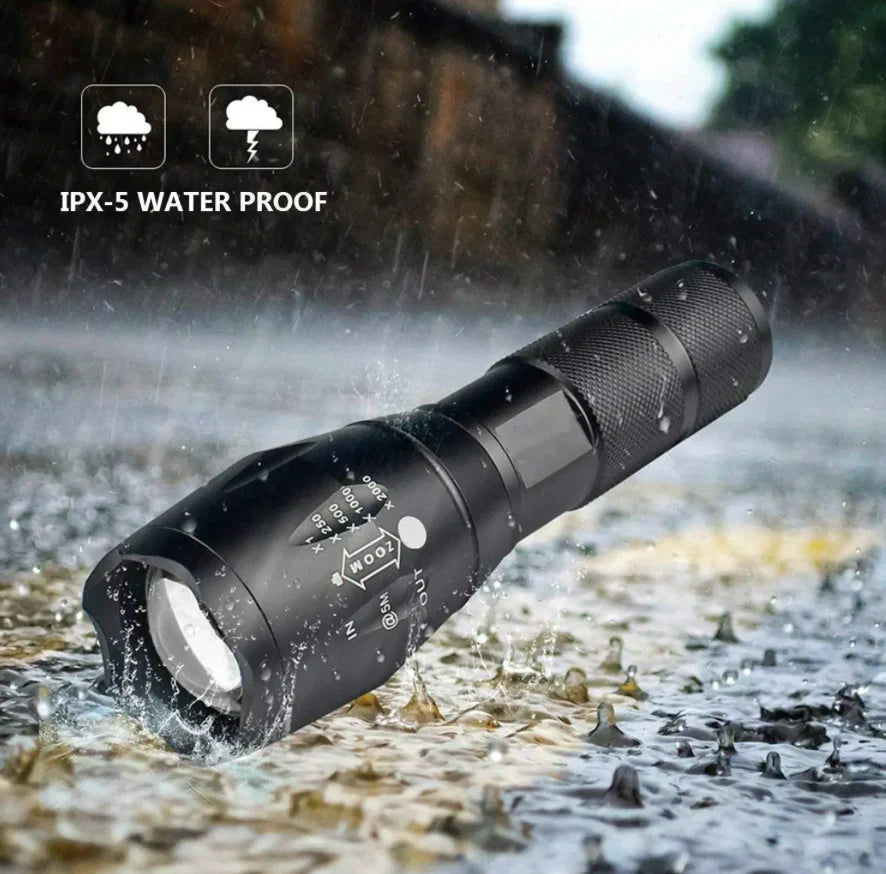 "Ultrahelle LED Taschenlampe mit 1000 Lumen, wetterfest, robustem Gehäuse und Zoomfunktion, ideal für Outdoor-Abenteuer."