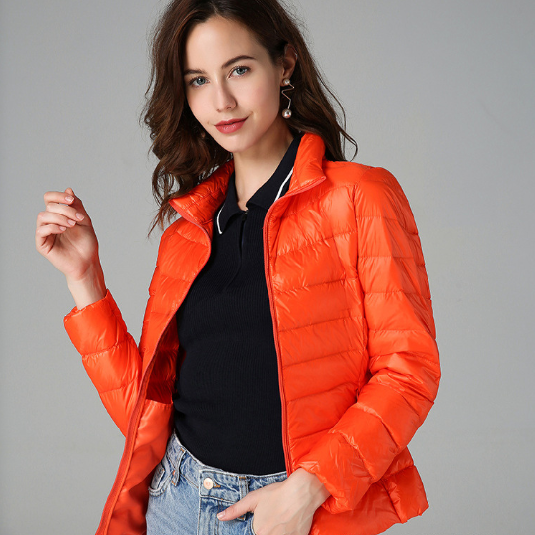 "Ultraleichte Damen-Daunenjacke, stilvolles Design, grau, wetterbeständig, ideal für modische Abenteurerinnen."