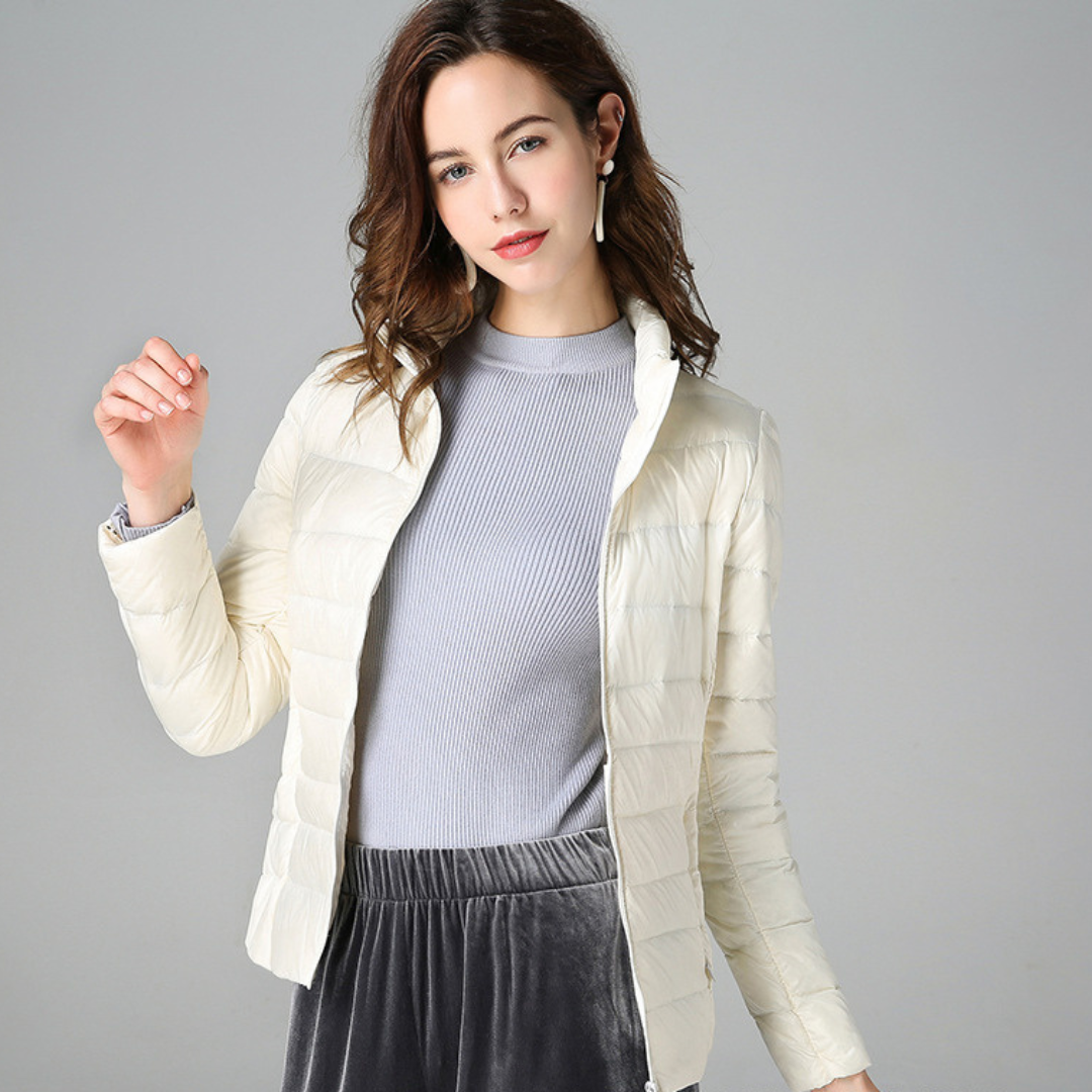 "Ultraleichte Damen-Daunenjacke, stilvolles Design, grau, wetterbeständig, ideal für modische Abenteurerinnen."