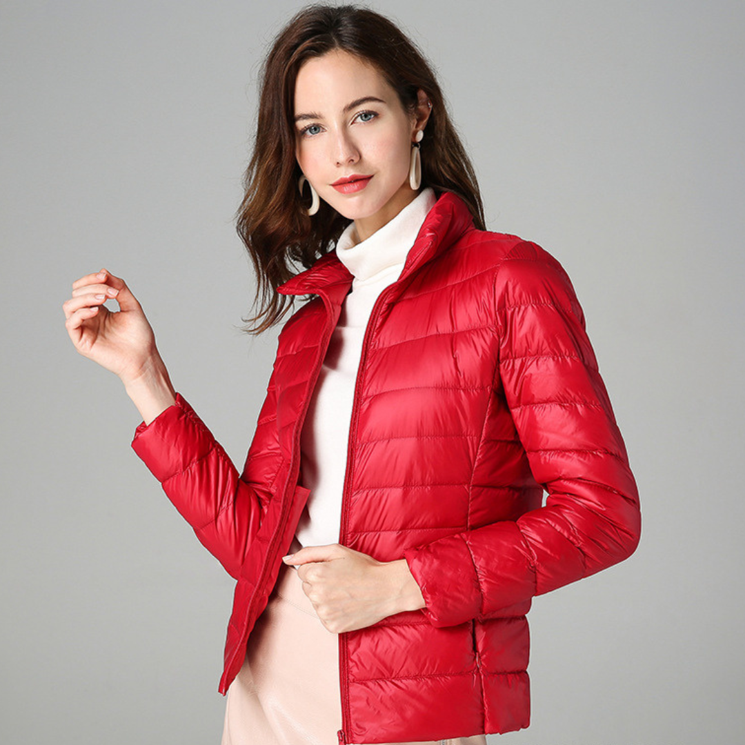 "Ultraleichte Damen-Daunenjacke, stilvolles Design, grau, wetterbeständig, ideal für modische Abenteurerinnen."