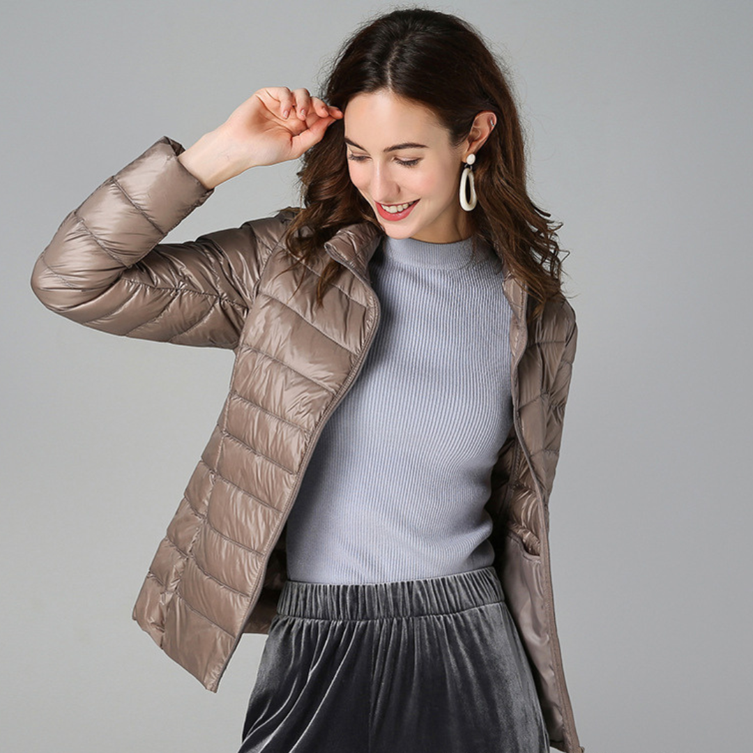 "Ultraleichte Damen-Daunenjacke, stilvolles Design, grau, wetterbeständig, ideal für modische Abenteurerinnen."