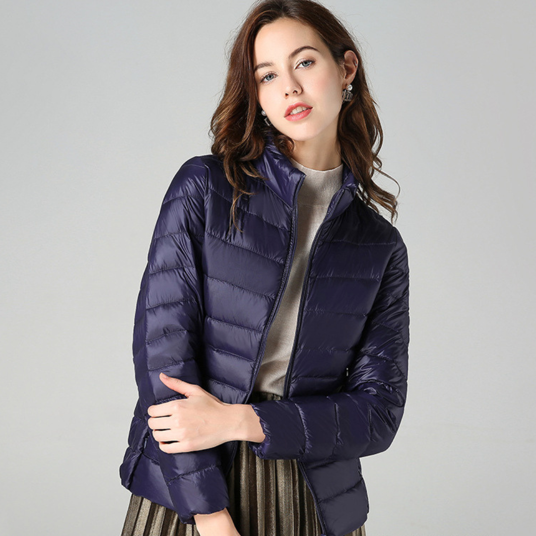 "Ultraleichte Damen-Daunenjacke, stilvolles Design, grau, wetterbeständig, ideal für modische Abenteurerinnen."