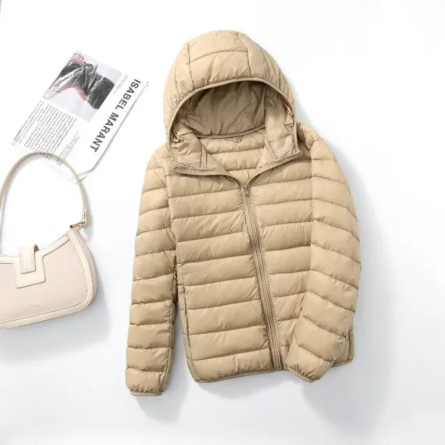 Ultraleichter Daunenmantel Damen mit Kapuze, warm und stilvoll, in verschiedenen Farben, ideal für kalte Wintertage.