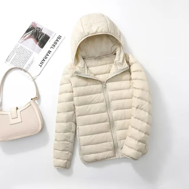 Ultraleichter Daunenmantel Damen mit Kapuze, warm und stilvoll, in verschiedenen Farben, ideal für kalte Wintertage.