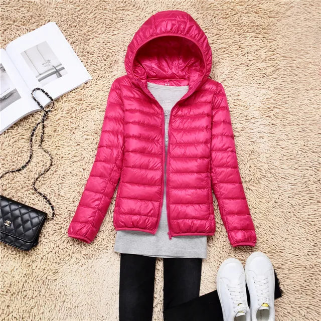 Ultraleichter Daunenmantel Damen mit Kapuze, warm und stilvoll, in verschiedenen Farben, ideal für kalte Wintertage.