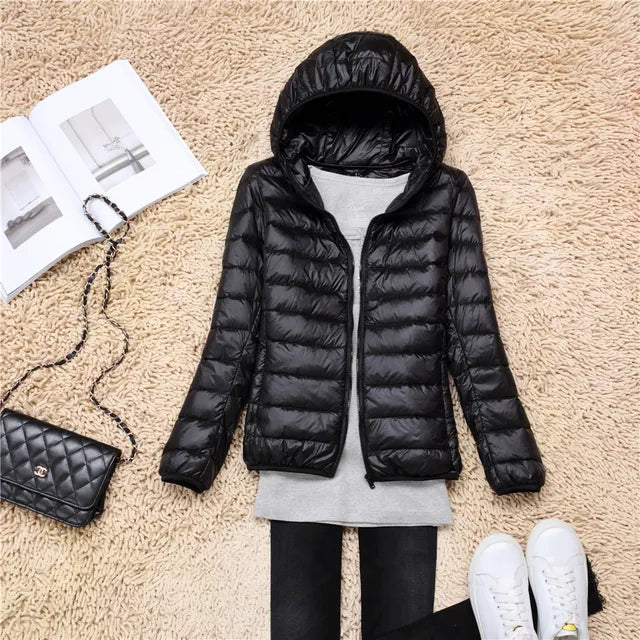 Ultraleichter Daunenmantel Damen mit Kapuze, warm und stilvoll, in verschiedenen Farben, ideal für kalte Wintertage.