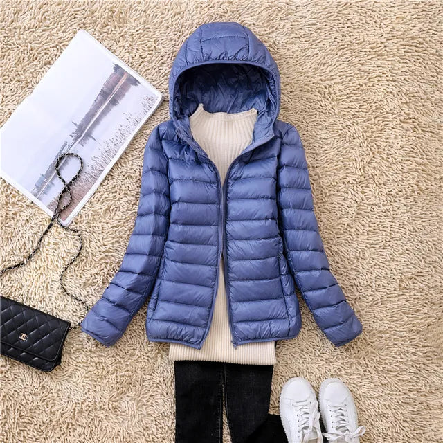 Ultraleichter Daunenmantel Damen mit Kapuze, warm und stilvoll, in verschiedenen Farben, ideal für kalte Wintertage.