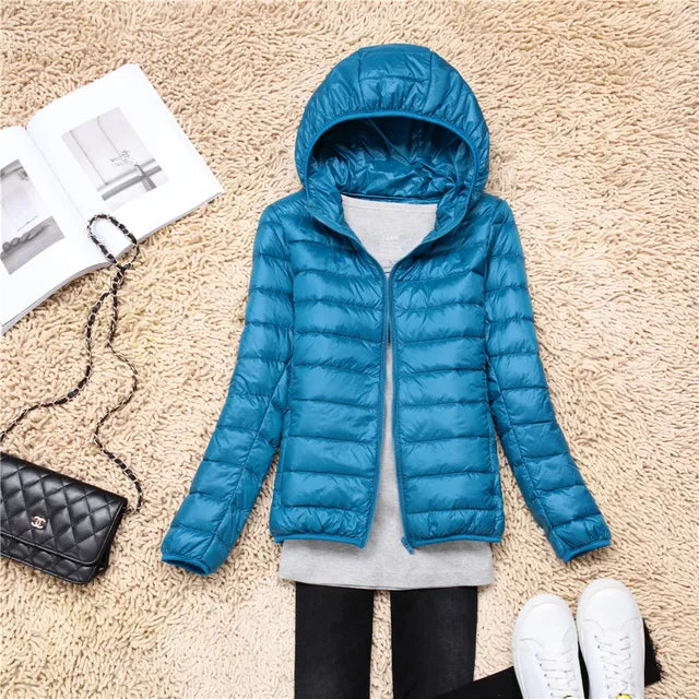 Ultraleichter Daunenmantel Damen mit Kapuze, warm und stilvoll, in verschiedenen Farben, ideal für kalte Wintertage.