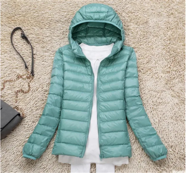 Ultraleichter Daunenmantel Damen mit Kapuze, warm und stilvoll, in verschiedenen Farben, ideal für kalte Wintertage.