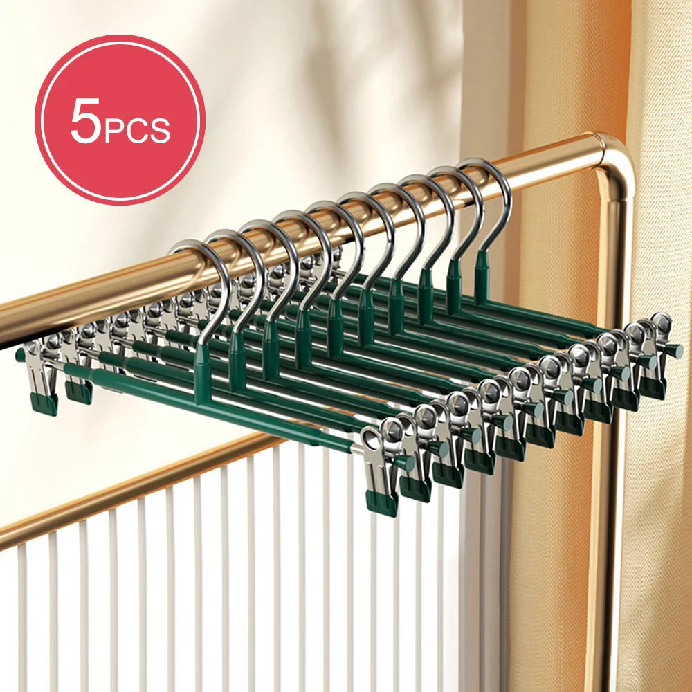 Verstellbarer Edelstahl-Kleiderbügel mit rutschfesten Gummiclips, schlankes Design, ideal für Röcke und Hosen.