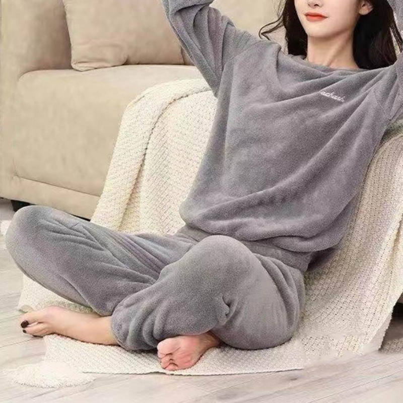 Warmer Damen Plüsch-Pyjama in eleganten Farben, kuschelig und gemütlich für kühle Abende, aus weichem Material.