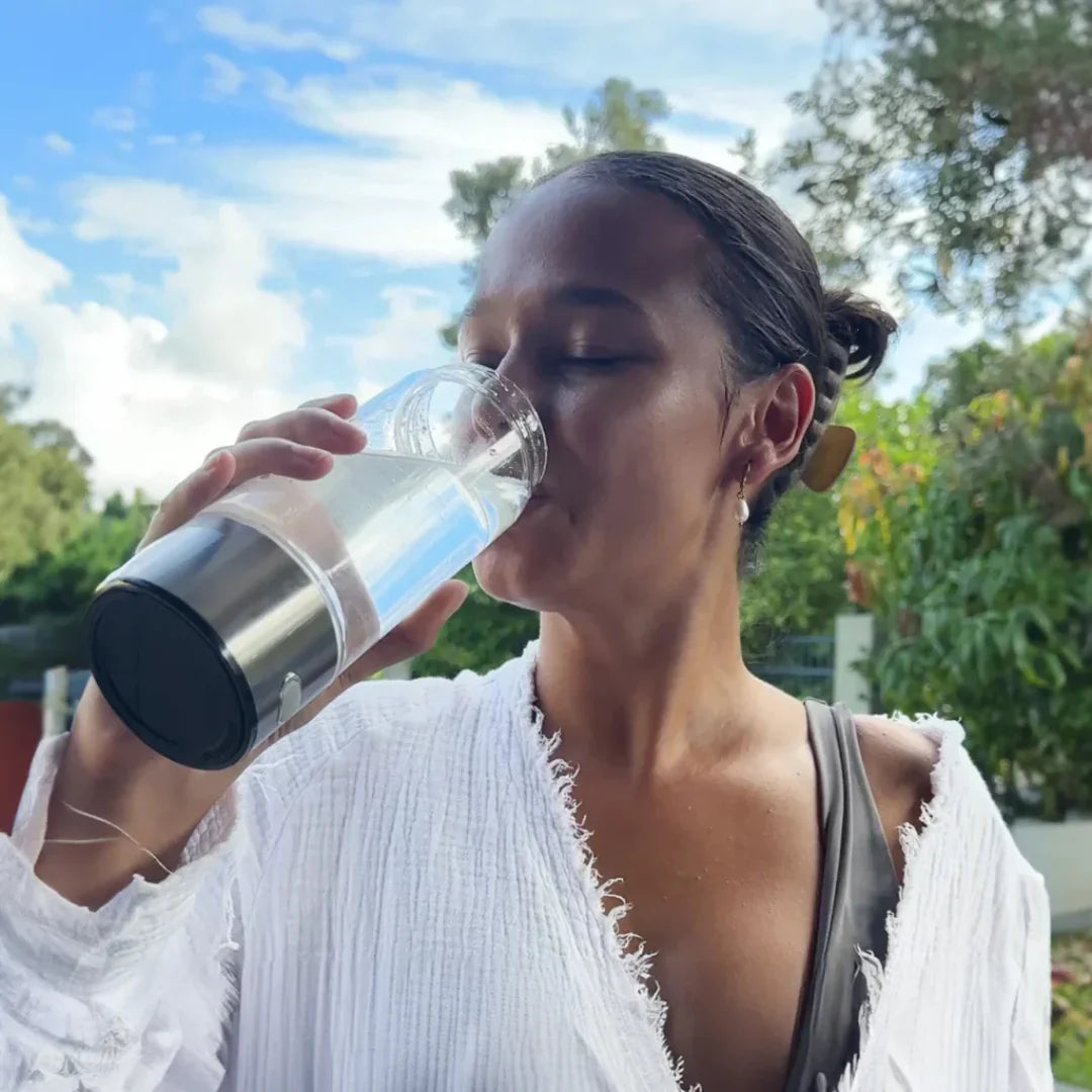 "Wasserstoff-Wasserflasche USB aus Borosilikatglas in Blau, für optimale Hydratation und antioxidative Vorteile, stilvoll und