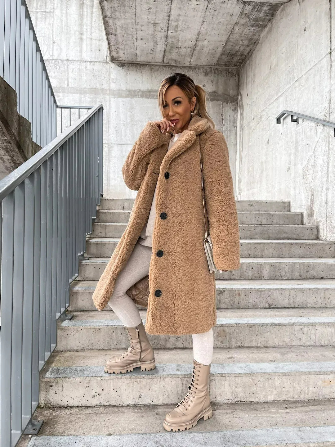 "Weicher Plüsch-Trenchcoat in Creme, stilvoller Schnitt, perfekt für Winter, vielseitig für Büro und Freizeit."
