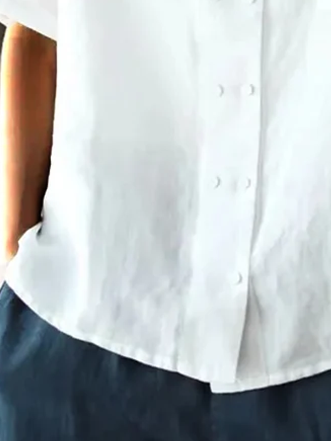 Hvit luftig bluse med korte ermer, i bomull, løst snitt, elegant og tidløst design for kvinner.