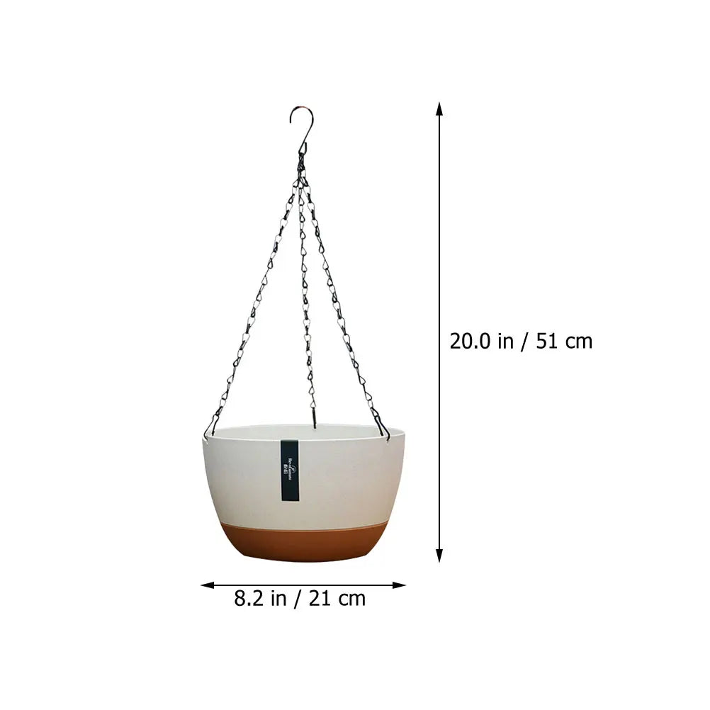 Hvit hengepotte sett av plast og metall. Robust, elegant design for innendørs og utendørs bruk.