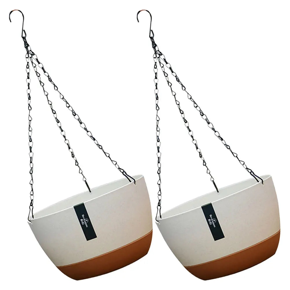 Hvit hengepotte sett av plast og metall. Robust, elegant design for innendørs og utendørs bruk.