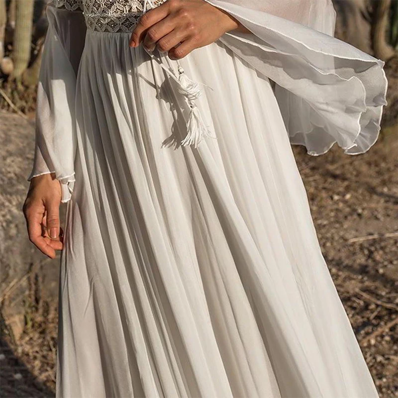 Weißes Boho Maxi Kleid mit Spitzendetails, lockerer Schnitt, eleganter Sommerstil, perfekt für Strand und Abend.
