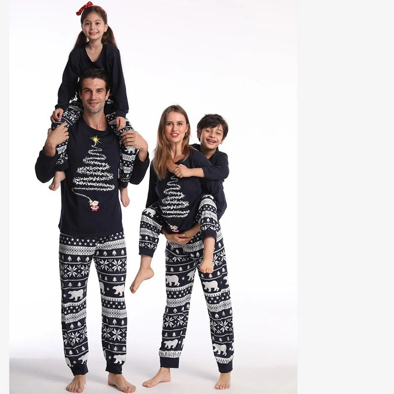 "Weihnachts-Pyjama-Set: Familie in festlichem Pyjama, harmonische Designs in Rot und Weiß, warmes Material, gemütlich."