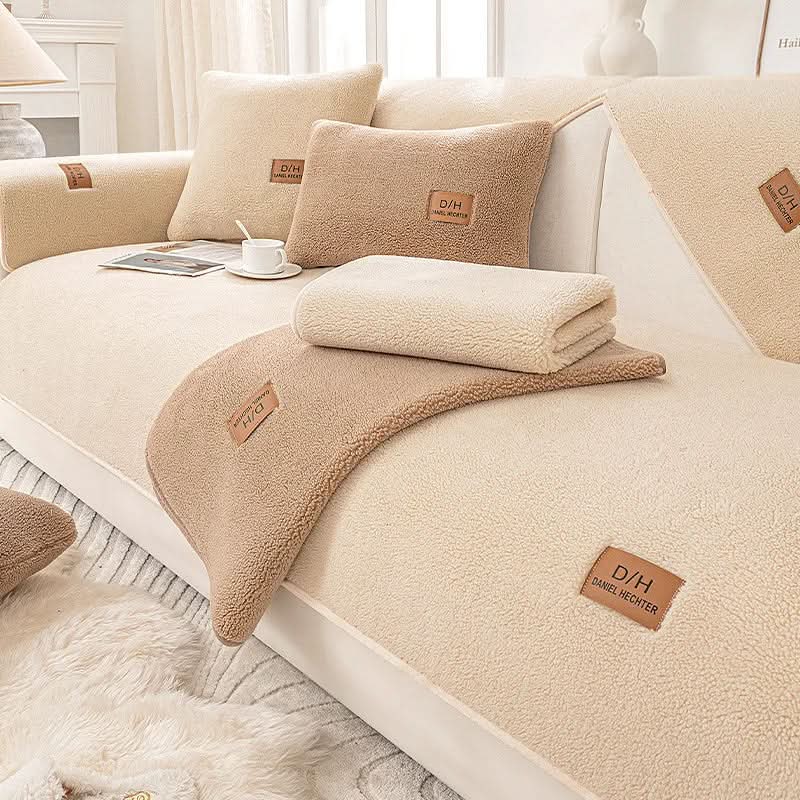 "Zora Sofabezug aus weichem, luxuriösem Sherpa-Fleece in Wohnzimmer, schützt Sofa und verleiht elegante Gemütlichkeit."