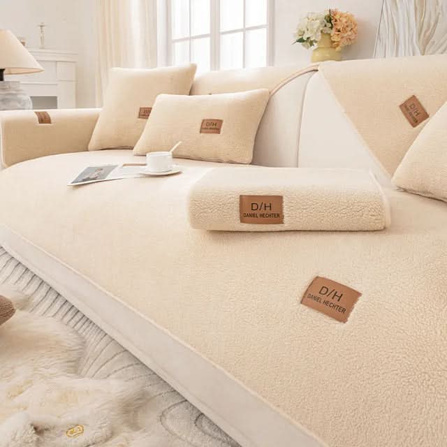 "Zora Sofabezug aus weichem, luxuriösem Sherpa-Fleece in Wohnzimmer, schützt Sofa und verleiht elegante Gemütlichkeit."