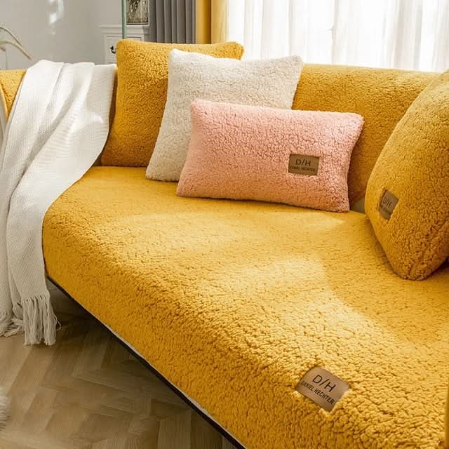 "Zora Sofabezug aus weichem, luxuriösem Sherpa-Fleece in Wohnzimmer, schützt Sofa und verleiht elegante Gemütlichkeit."
