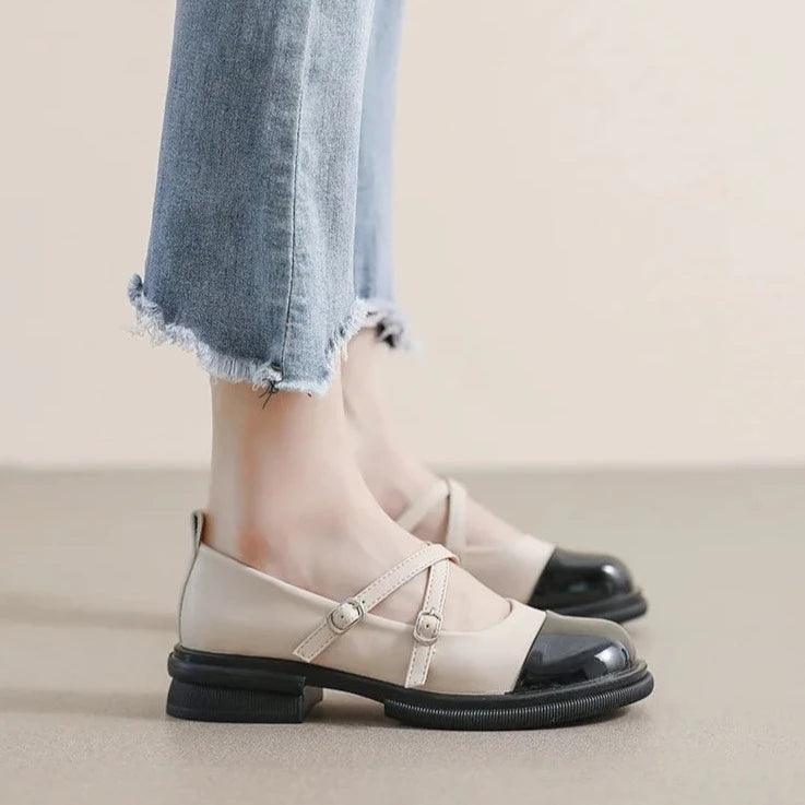 Komfortable Mary Jane flats med tofarget design og flate hæler