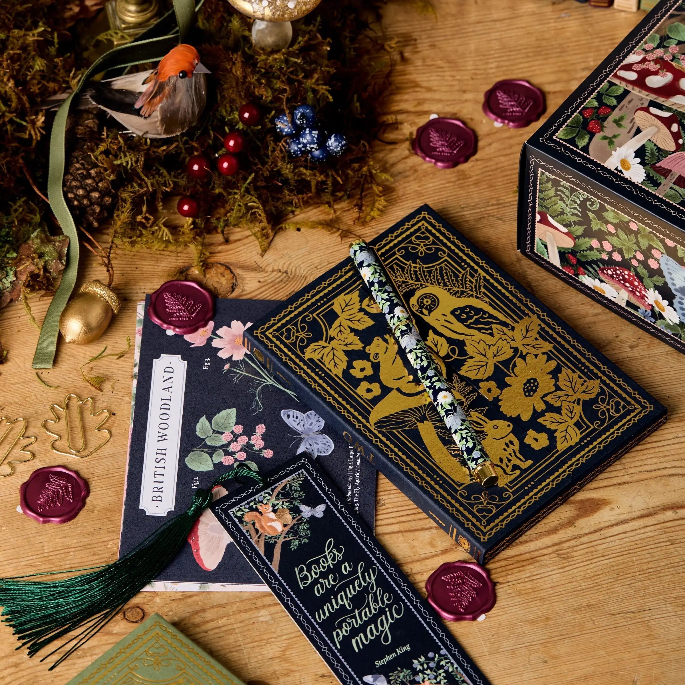Kreativ julegave: Adventskalender med daglige skrivesaker, inkludert penner og notatbøker for inspirasjon.