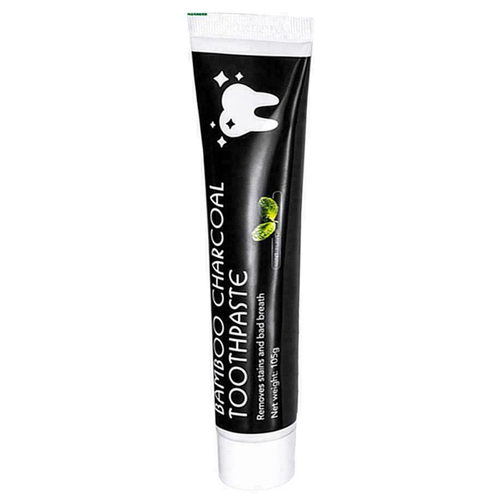 Åpen tube med aktivkohle-tannkrem, viser den svarte pastaen, klar for naturlig tannbleking og munnhygiene