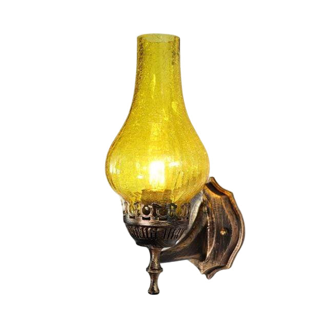 Antikk industriell vegglampe i aluminium for retro belysning. Perfekt til stue eller soverom, gir koselig lys.