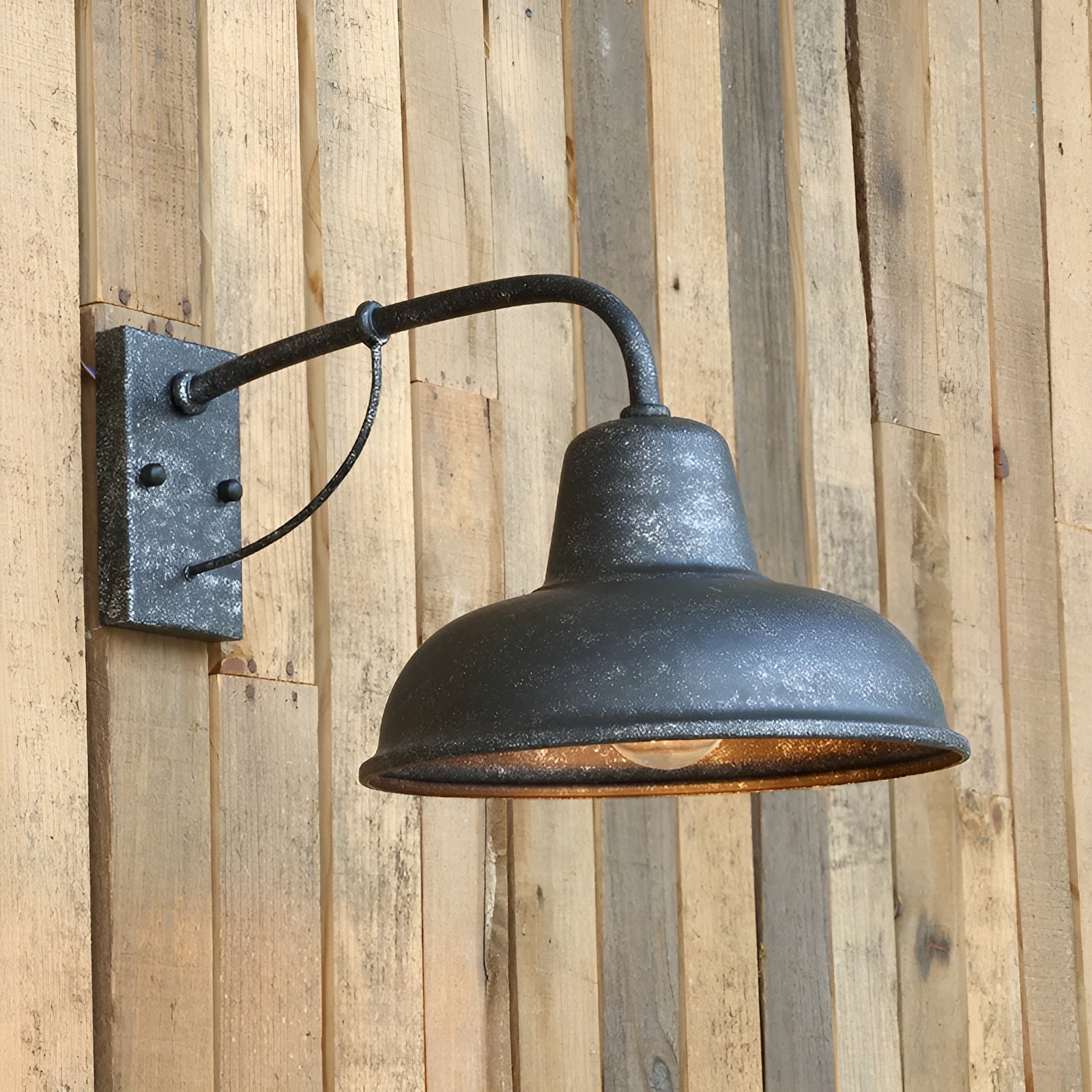 Vintage vegglampe i rustikk design. Perfekt utendørsbelysning og innendørs stemningslys i gårdshusstil.