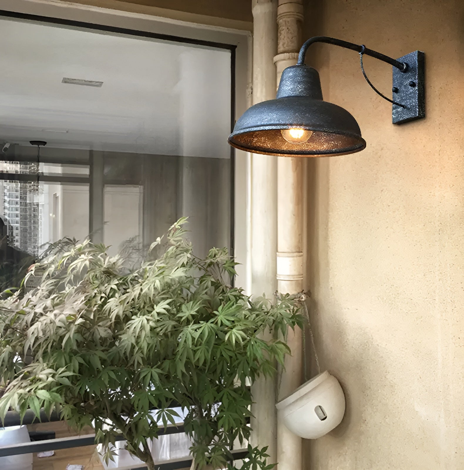 Solid industriell vegglampe for utendørs bruk. Svart antikk finish, ideell for fasader og inngangspartier.