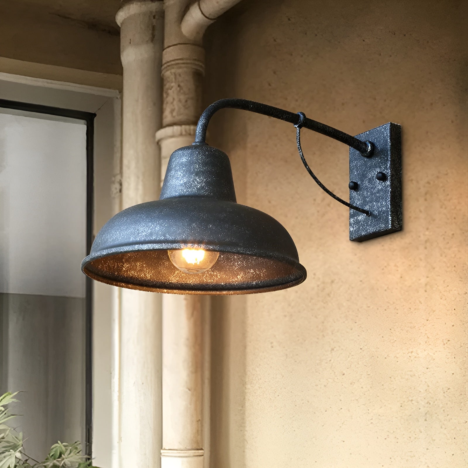 Gårdshusstil vegglampe, robust metall. Elegant vintage belysning til hage, terrasse og gangarealer. Utendørs.