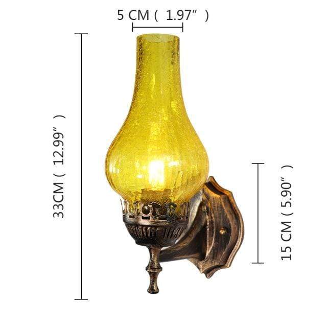 Antikk vegglampe i tidløs vintage stil, perfekt for stemningsfull belysning i stue eller soverom.