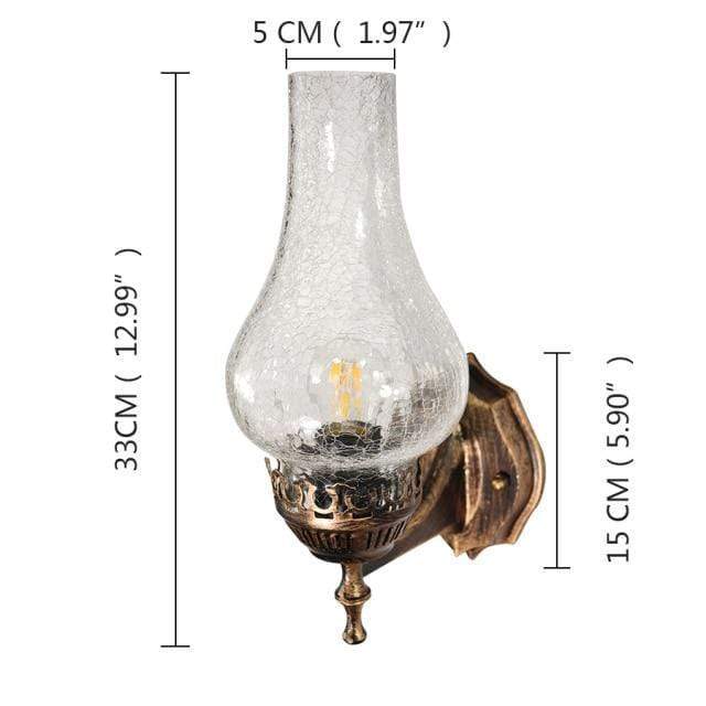 Stemningsfull antikk vegglampe, ideell for koselig belysning i soverom eller stue med vintage stil.