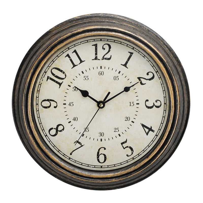 Antikt veggur med romertall, elegant design i landlig stil for tidløs hjemmedekor.