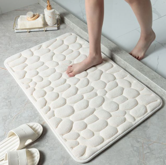 Sklisikker dusjmatte for baderom, absorberende og myk rullestein design, sikrer trygghet.