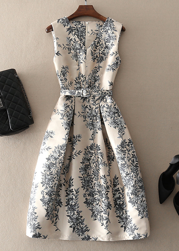 Elegant aprikos hverdagskjole for kvinner. Komfortabel og lett med trendy glidelås, ideell for sommer.