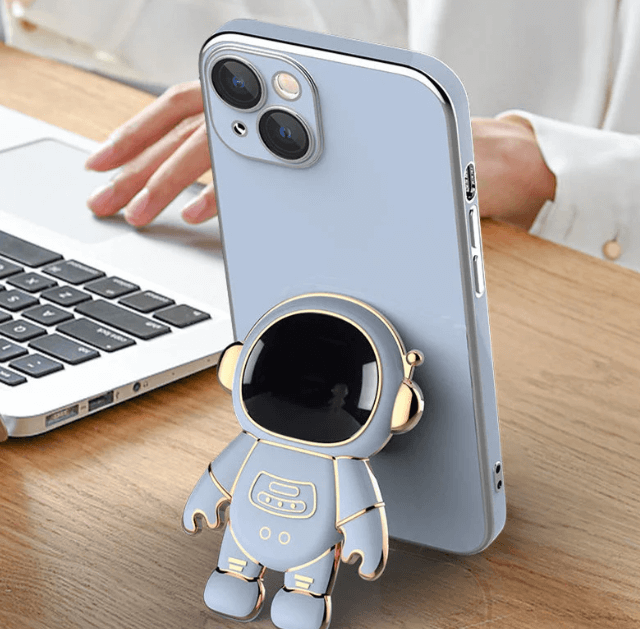 Svart astronaut deksel til iPhone med integrert stativ for håndfri bruk; elegant mobilbeskyttelse.