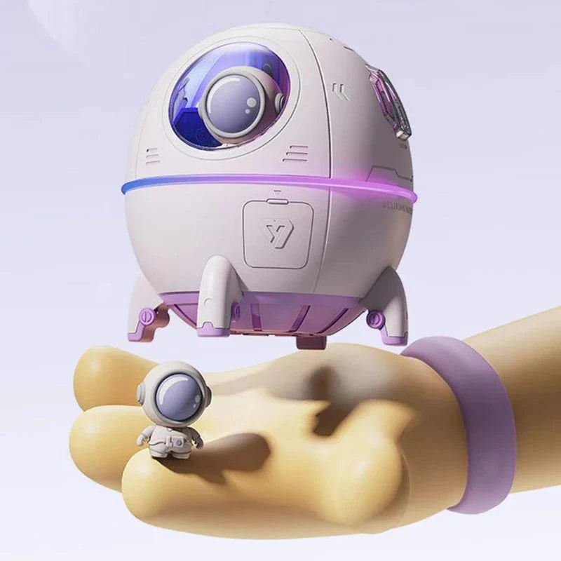 Søt astronaut figur som er en luftfukter, LED nattlampe og aroma diffuser. Ideell for avslapping.