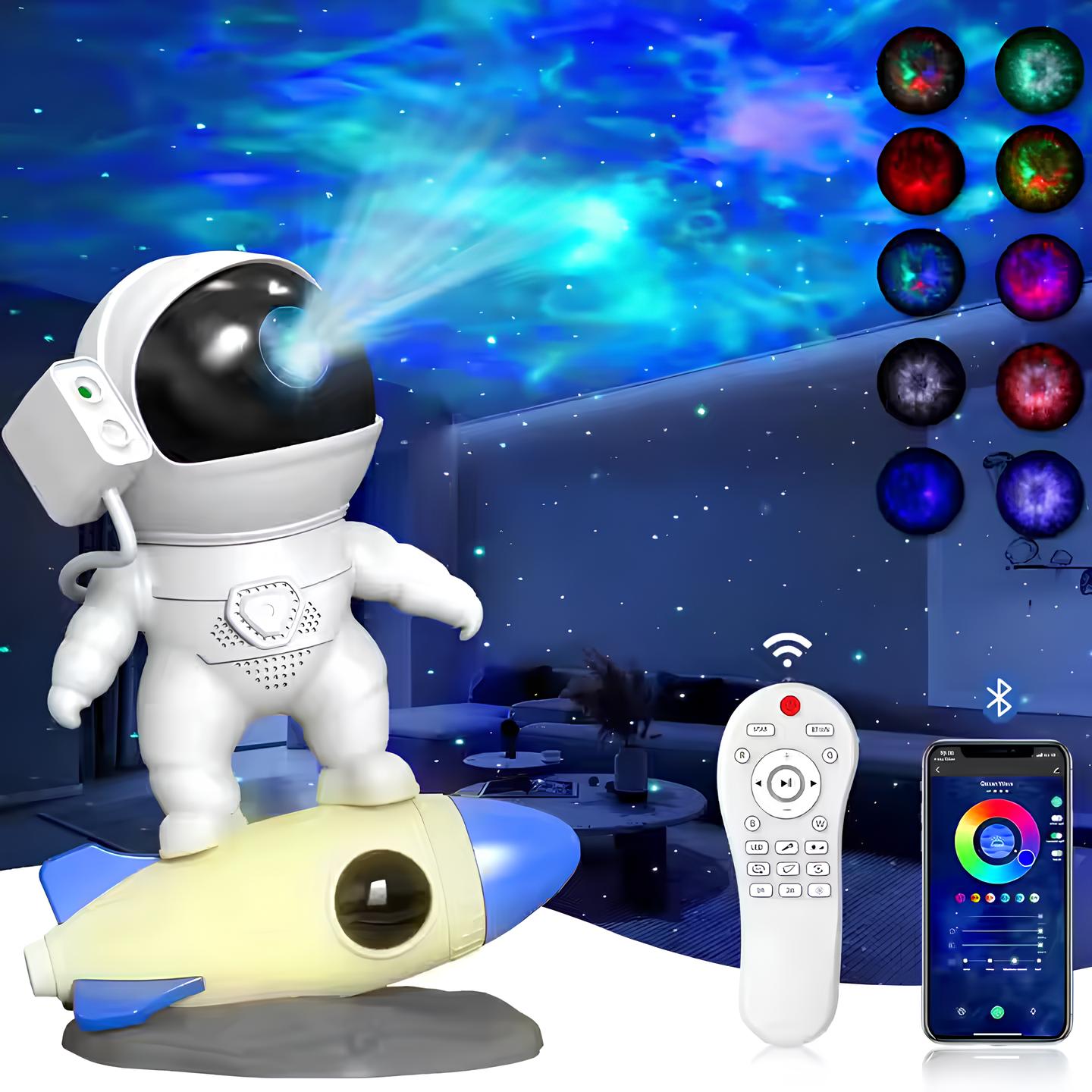 Nærbilde av astronautprojektorlampe med justerbart hode og fargerik galakseprojeksjon mot en mørk vegg.