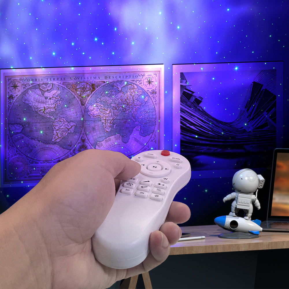 Astronautlampe med detaljerte kontroller for justering av galakseprojeksjon, stjerner og lysmoduser.