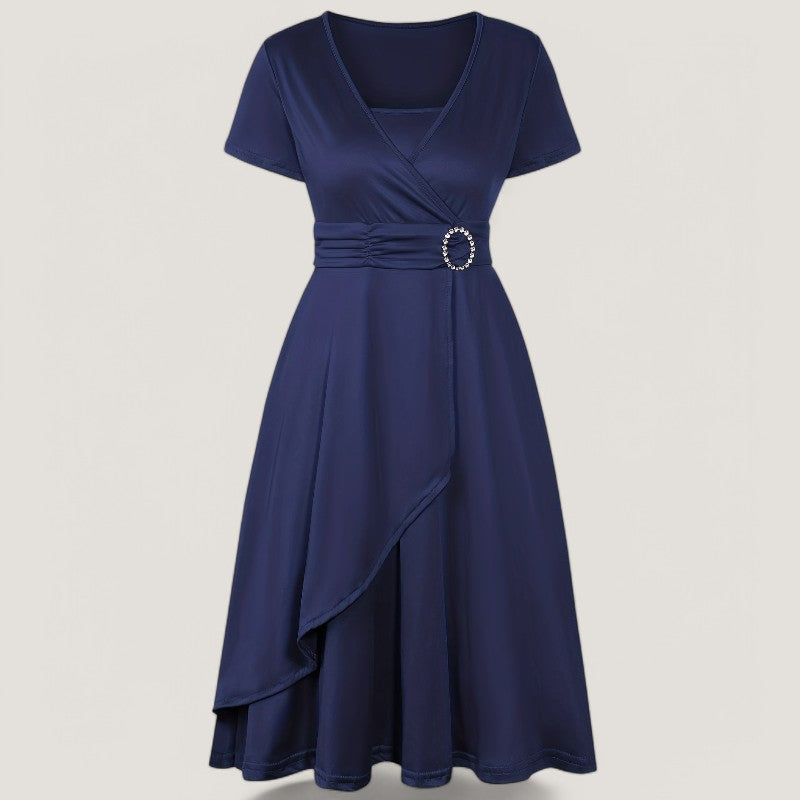 Stilig asymmetrisk robe for kvinner, med glitrende strass og unike detaljer. Perfekt som elegant kveldsantrekk.