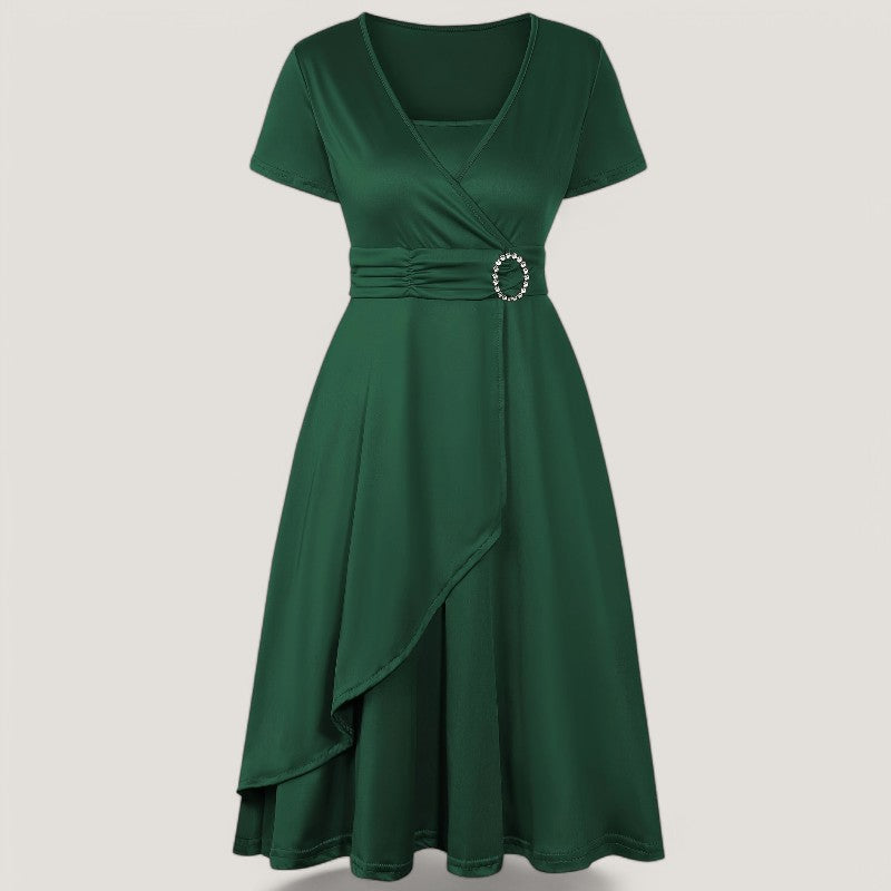 Kortærmet asymmetrisk kjole med strassdetaljer. En elegant og komfortabel sommerkjole for kvinner.